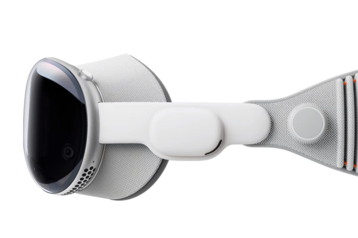 Apple's Vision Pro Headsets to Launch in February